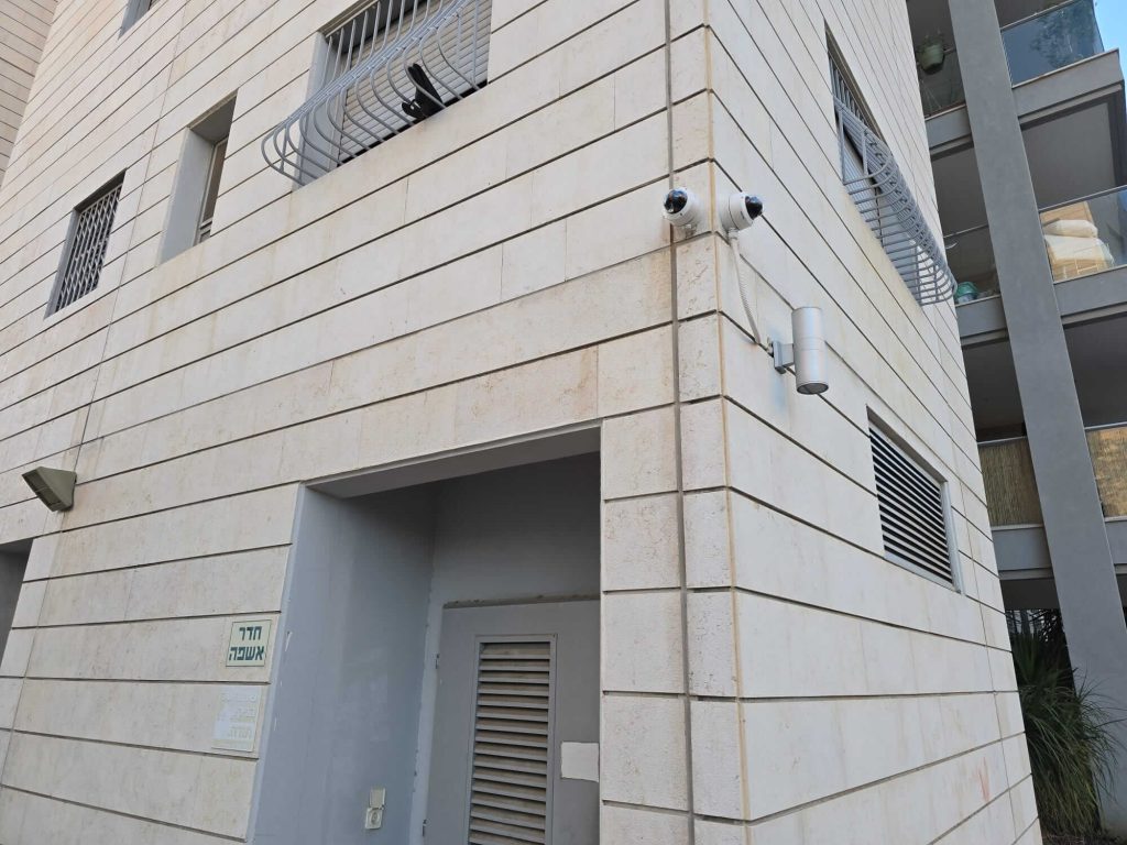 התקנת מצלמות אבטחה Hikvision מצלמות Hikvision ידועות באיכות התמונה יוצאת הדופן שלהן, במיוחד בסדרות ה-ColorVu המספקות תמונה צבעונית בחושך מוחלט. האפיון שלנו בחברת התקנת מצלמות אבטחה G-NET, מתמקד במיקום אסטרטגי של המצלמות למניעת שטחים מתים, תוך הגדרה נכונה של האנליטיקה (זיהוי פנים, חציית קו וזיהוי רכב). התקנה יסודית כוללת השחלת כבלים מוגנת ואיטום מלא של החיבורים למניעת תקלות מזג אוויר. התקנת אינטרקום Hikvision: בקרת כניסה מהנייד מערכות האינטרקום של Hikvision משנות את חוויית המשתמש בזכות קישוריות מלאה לאפליקציית Hik-Connect. ניתן לענות לאורחים, לראות מי בדלת ולפתוח אותה ישירות מהטלפון מכל מקום בעולם. אנחנו ב-G-NET מתקינים מערכות אינטרקום IP וגם מערכות דו-גידיות (2-Wire) המאפשרות שדרוג של אינטרקום ישן לטכנולוגיה חכמה ללא צורך בהחלפת תשתיות יקרה.